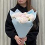 11 нежных пионов Mother's Choice в букете «Зефирное прикосновение»