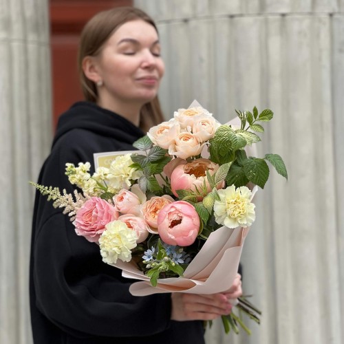 Delicate bouquet in warm peach tones «Dawn Miracle»