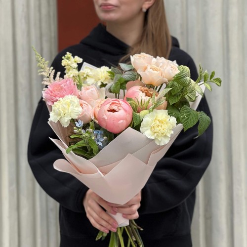 Delicate bouquet in warm peach tones «Dawn Miracle»