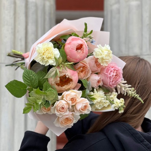Delicate bouquet in warm peach tones «Dawn Miracle»