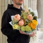 Цікавий букет із півоніями King's Day «Абрикосова перлинка»