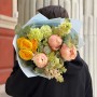 Цікавий букет із півоніями King's Day «Абрикосова перлинка»