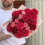Яскравий мікс півонієвидних троянд у букеті «Мереживо обійм»