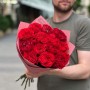 13 соковитих півонієвидних троянд Red Eye у букеті «Яскраві емоції»