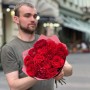13 соковитих півонієвидних троянд Red Eye у букеті «Яскраві емоції»