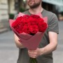 13 соковитих півонієвидних троянд Red Eye у букеті «Яскраві емоції»