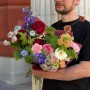 Кольоровий букет в садовому стилі «Стежками Версалю»