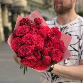 7 кущових півонієвидних троянд сорту Red Piano у букеті «Трояндовий джем»