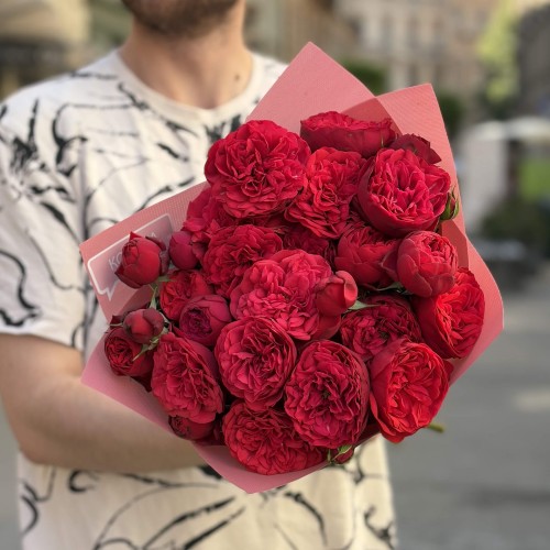 7 кущових півонієвидних троянд сорту Red Piano у букеті «Трояндовий джем»