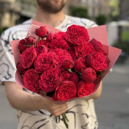 7 кущових півонієвидних троянд сорту Red Piano у букеті «Трояндовий джем»