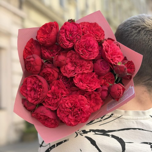 7 кущових півонієвидних троянд сорту Red Piano у букеті «Трояндовий джем»