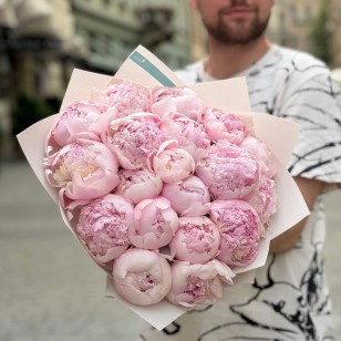 19 півоній сорту Petticoat Flounce у букеті «Зефірний настрій»