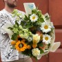 Розкішний садовий букет із соняшниками та антиррінумом «Чуттєве літо»