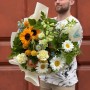 Розкішний садовий букет із соняшниками та антиррінумом «Чуттєве літо»