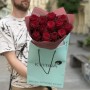 13 троянд сорту Rhodos у букеті «Витончений жест»