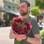 11 червоних троянд сорту Rhodos у букеті «Таємне побачення»