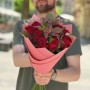 11 червоних троянд сорту Rhodos у букеті «Таємне побачення»