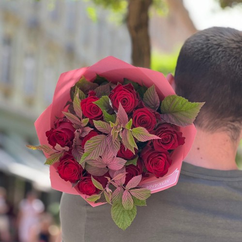11 червоних троянд сорту Rhodos у букеті «Таємне побачення»