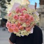 Літній букет з танацетумом та кущовою півонієвидною трояндою Juliet «Мить закоханості»