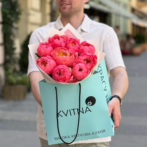 9 яскравих півоній Coral Charm у букеті «Кавуновий сорбет»