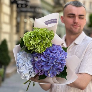3 гортензии в букете «Заколдованное озеро»