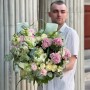 Романтический букет в бело-розовых тонах с кустовой гортензией «Светлый водопад»