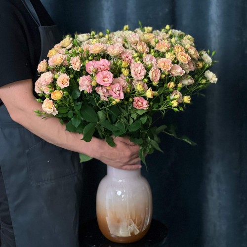 Эксклюзивная кустовая роза Shiraz от плантации Vip Roses