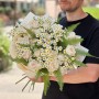 Світлий букет у садовому стилі з кущовою півонієвидною трояндою Chiffon «Золоті перлинки»