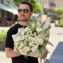 Світлий букет у садовому стилі з кущовою півонієвидною трояндою Chiffon «Золоті перлинки»