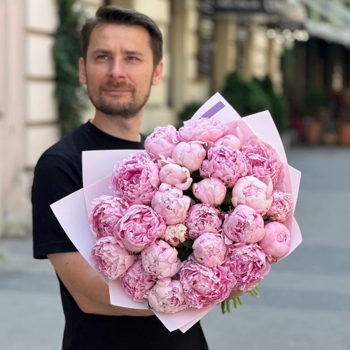 25 розовых пионов Sarah Bernhardt в букете «Шелковая нежность»