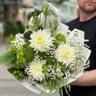Garden bouquet with dahlias «Moonlight»