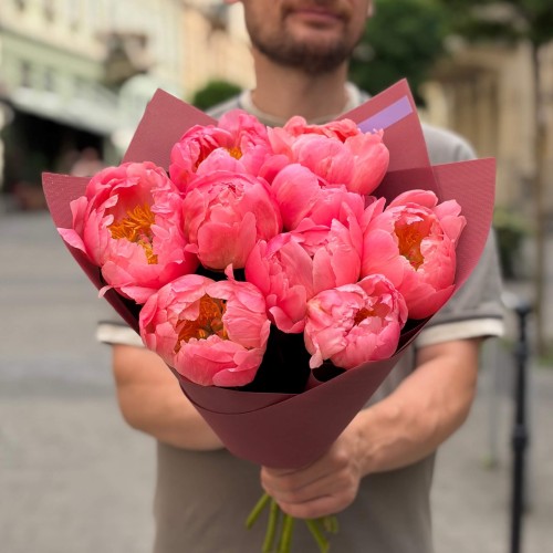 9 півоній сорту Coral Sunset у букеті «Коралове літо»