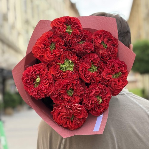 11 півонієвидних троянд сорту Red Monster у букеті «Кучерява казка»