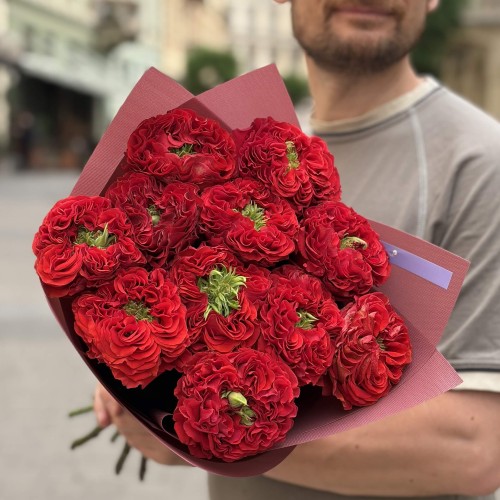 11 півонієвидних троянд сорту Red Monster у букеті «Кучерява казка»