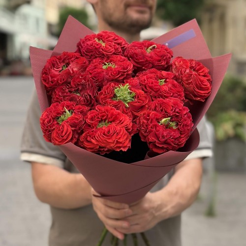 11 півонієвидних троянд сорту Red Monster у букеті «Кучерява казка»