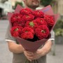 11 півонієвидних троянд сорту Red Monster у букеті «Кучерява казка»