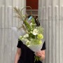 Вишуканий букет з герберою та молюцелою «Ловець вітру»