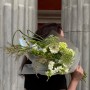 Вишуканий букет з герберою та молюцелою «Ловець вітру»