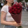 13 троянд сорту Rhodos у букеті «Рубіновий каньйон»