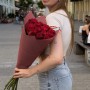13 троянд сорту Rhodos у букеті «Рубіновий каньйон»