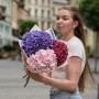 Пухнасті сезонні гортензії у букеті «Солодкі капкейки»