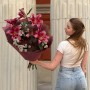 Загадковий букет із лілією «Вишневий штрудель»