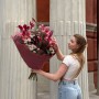 Загадковий букет із лілією «Вишневий штрудель»