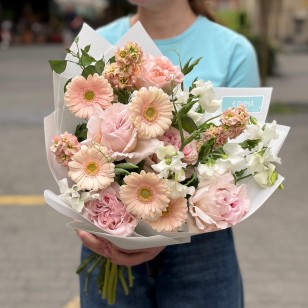 Fragrant romantic bouquet «When Feelings Bloom»
