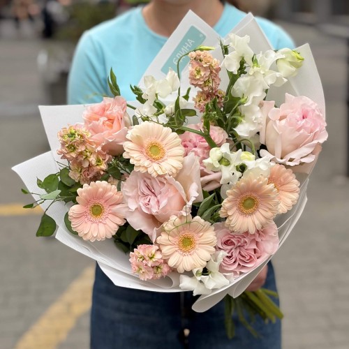 Fragrant romantic bouquet «When Feelings Bloom»