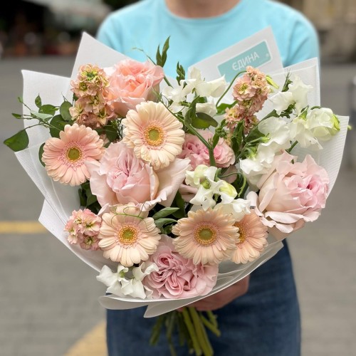 Fragrant romantic bouquet «When Feelings Bloom»