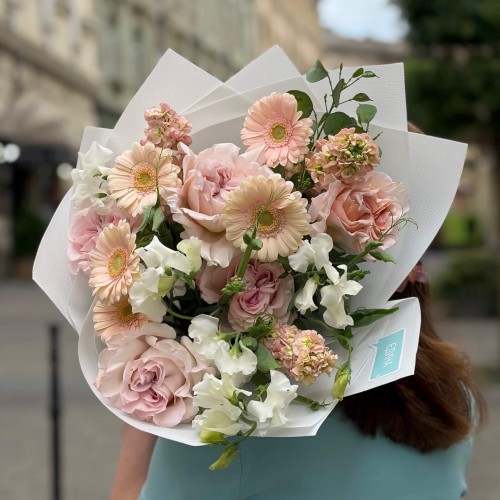 Fragrant romantic bouquet «When Feelings Bloom»