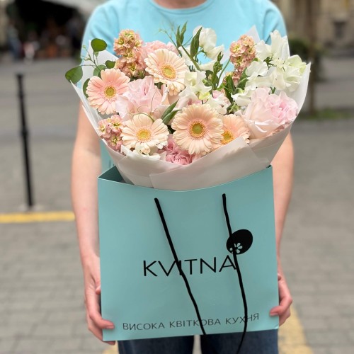Fragrant romantic bouquet «When Feelings Bloom»