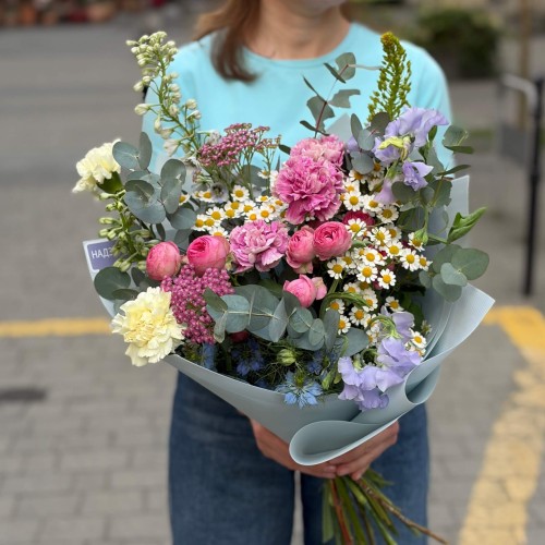 Shimmering Bouquet with Tanacetum «Warm Horizons»
