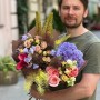 Vibrant Bouquet with Hydrangea and Shiraz Spray Roses «Colorful Horizon»